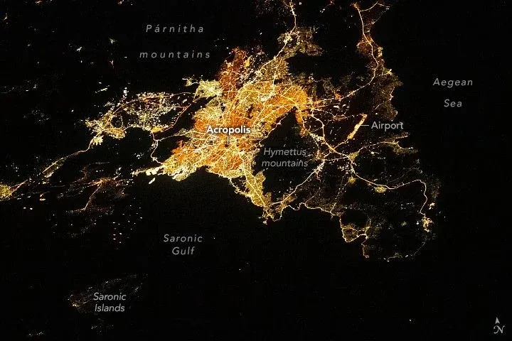 Η Αθήνα από το διάστημα τη νύχτα, λήψη από τον ISS το 2022 με φωτισμένη πόλη, σκοτεινό Υμηττό και τον Σαρωνικό κόλπο