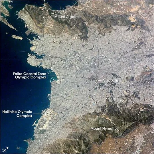 Λήψη του πληρώματος Expedition 9 με την Αθήνα από το διάστημα, την Ακρόπολη και το Ολυμπιακό Συγκρότημα Φαλήρου