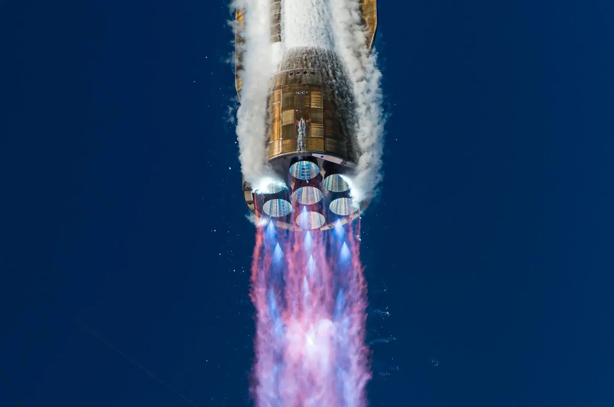 Επτά μηχανές BE-4 της Blue Origin αναμμένες στη βάση του πυραύλου New Glenn κατά την απογείωση