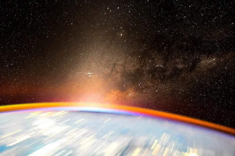 Η Γη τη νύχτα από τον ISS, με τα φώτα των πόλεων σε ίχνη και τον Γαλαξία πάνω από την ατμόσφαιρα, φωτογραφία του Ντον Πέτιτ
