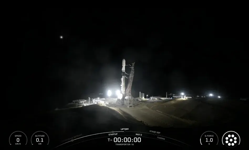 Ο Falcon 9 στο Vandenberg τη νύχτα, τη στιγμή της εκτόξευσης του Transporter-16 με τους δορυφόρους Ermis και PeakSat