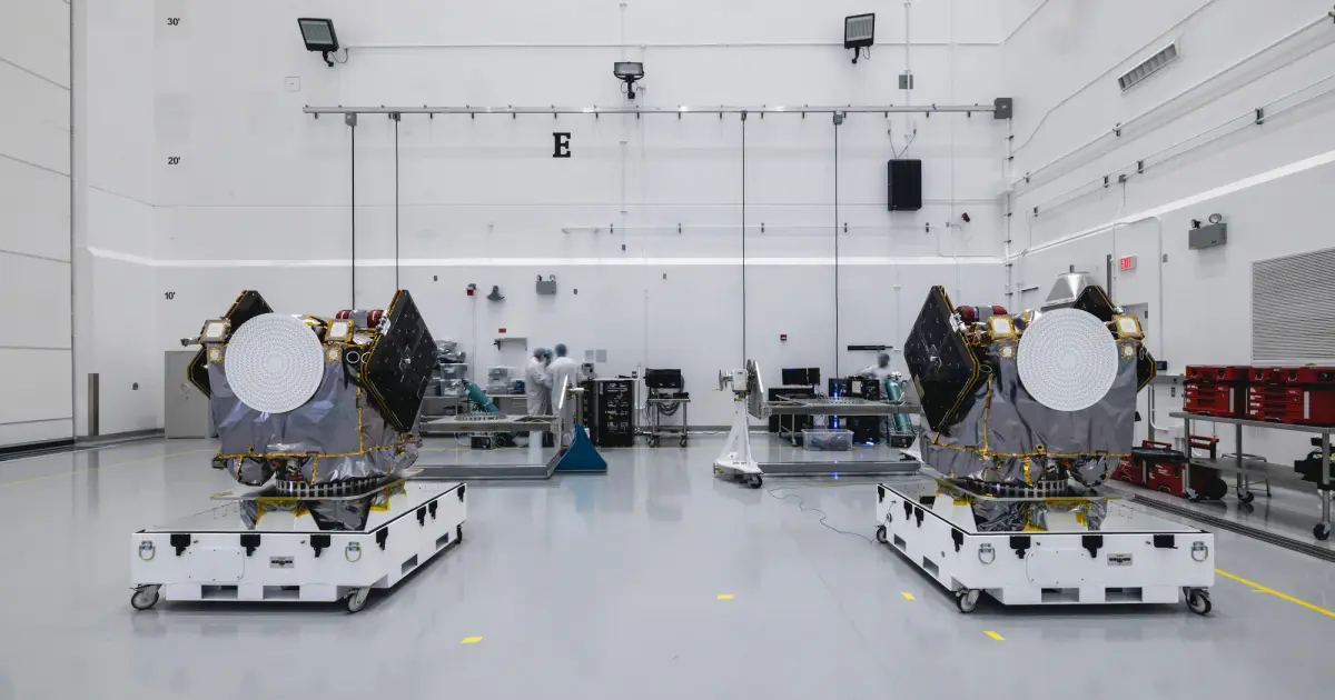 απεικόνιση των δύο διαστημοπλοίων ESCAPADE της NASA Blue και Gold σε τροχιά γύρω από τον Άρη μελετώντας τη μαγνητόσφαιρα και την ατμόσφαιρά του