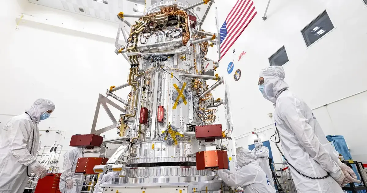 Το διαστημόπλοιο Europa Clipper της NASA υπό συναρμολόγηση σε καθαρό θάλαμο του JPL, με τα όργανα που θα ψάξουν για ζωή