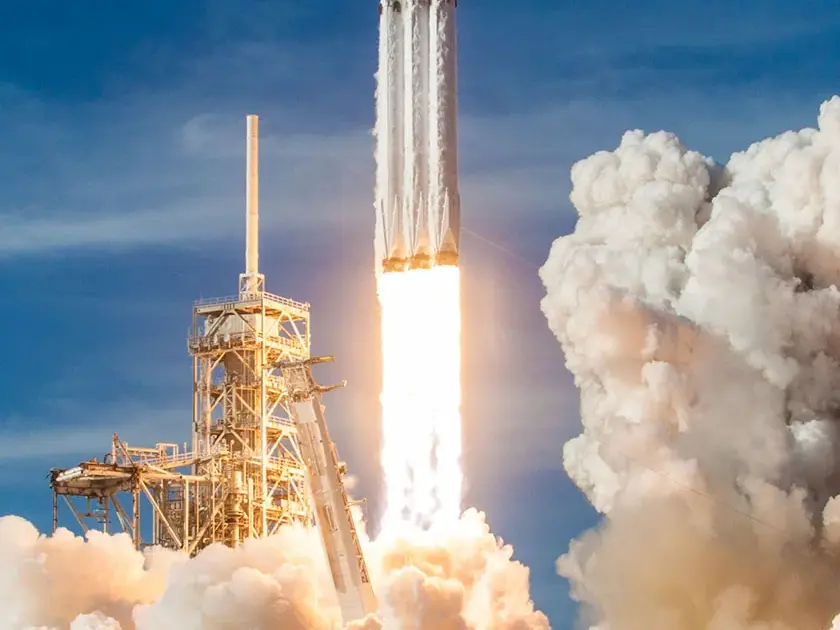 Εκτόξευση του Falcon Heavy της SpaceX από το Launch Pad 39A στο Kennedy Space Center με τους τρεις boosters και τους 27 κινητήρες Merlin σε πλήρη ανάφλεξη