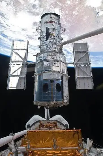 Το τηλεσκόπιο Hubble σε τροχιά γύρω από τη Γη, φωτογραφημένο από αστροναύτες το 2009