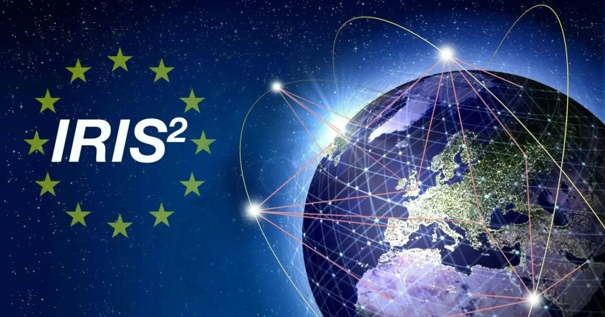 Λογότυπο IRIS² με αστέρια της ΕΕ δίπλα στη Γη και δορυφορικές ζεύξεις πάνω από την Ευρώπη για ευρωπαϊκό δορυφορικό ίντερνετ