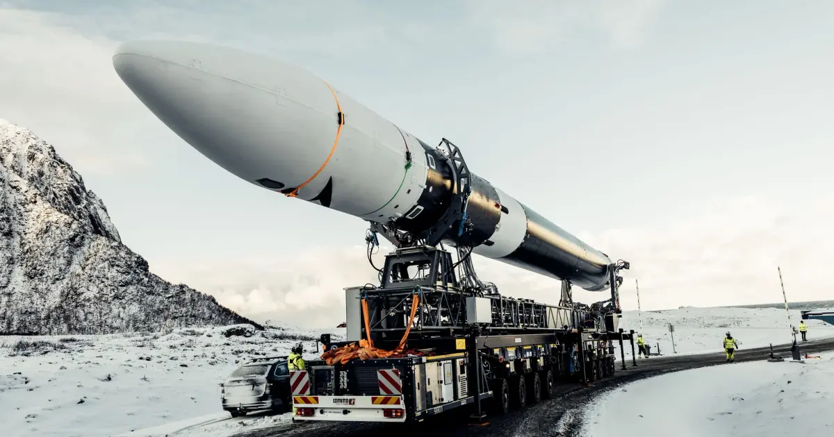 Ο πύραυλος Spectrum της Isar Aerospace μεταφέρεται οριζόντια με όχημα στο χιονισμένο διαστημοδρόμιο Andøya της Νορβηγίας