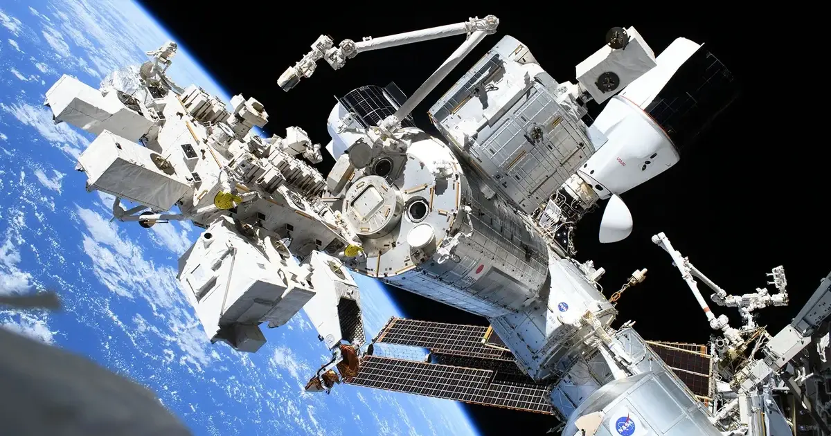 Ο Διεθνής Διαστημικός Σταθμός ISS σε τροχιά γύρω από τη Γη, με τα ηλιακά πάνελ του ανοιχτά πάνω από τον πλανήτη