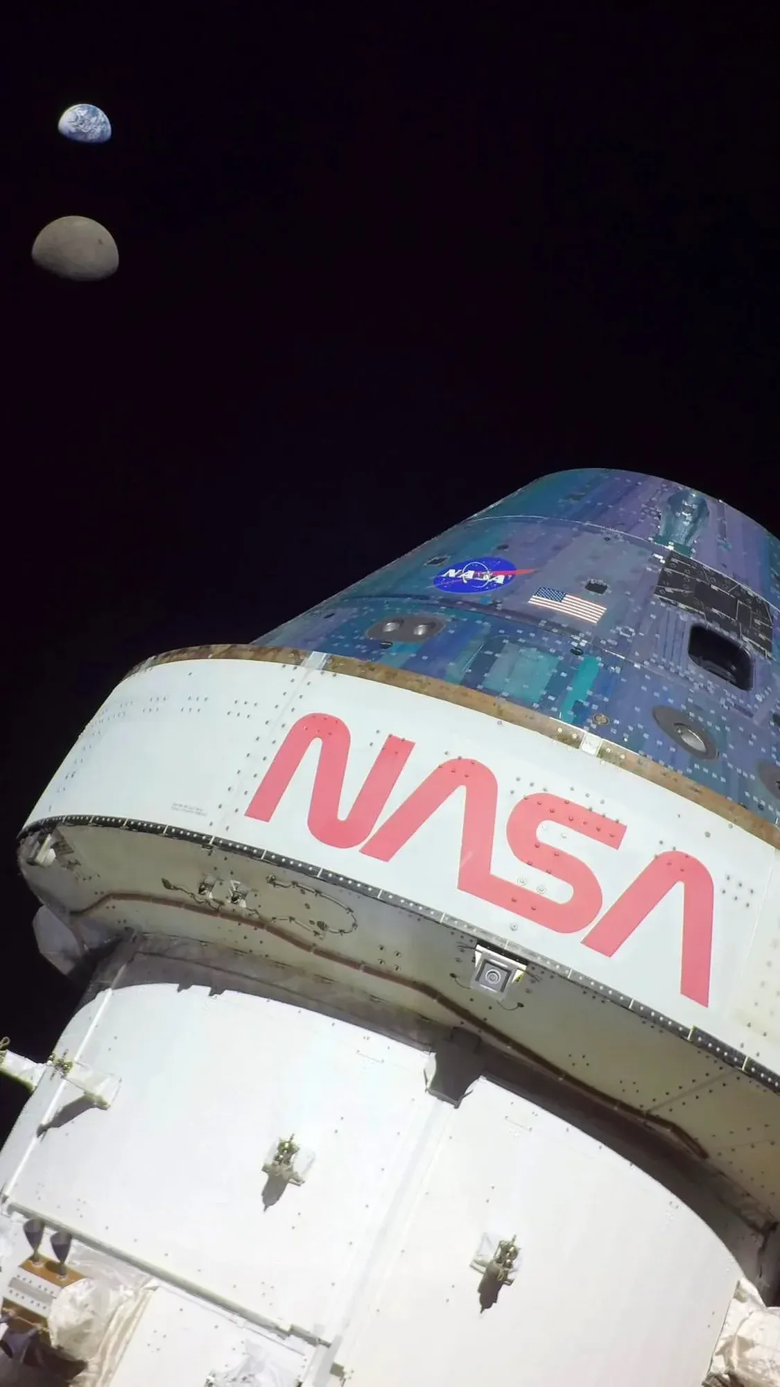 Η κάψουλα Orion με το λογότυπο της NASA και τη Γη και τη Σελήνη στο βάθος, σύμβολο του προγράμματος Artemis