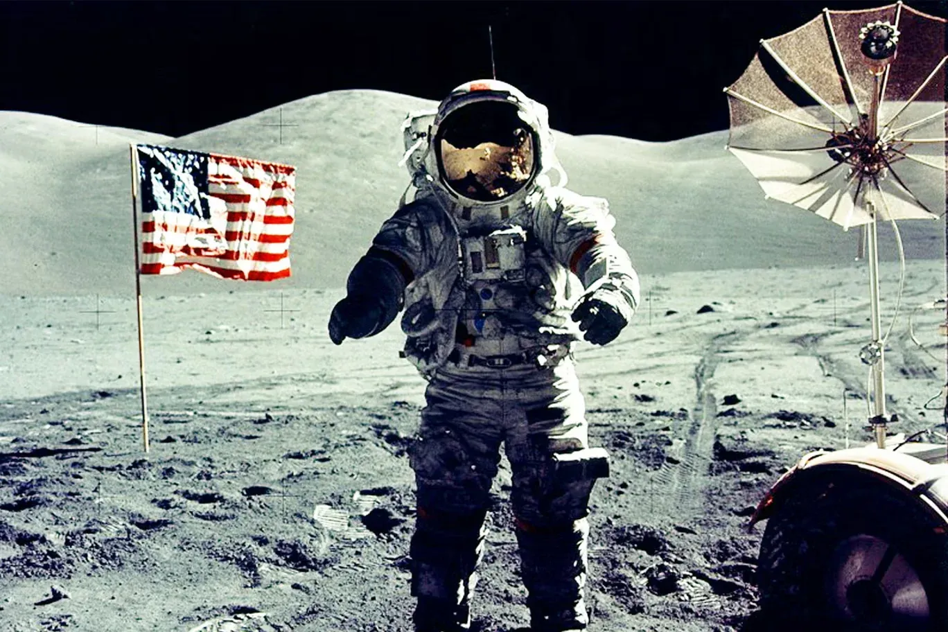 Ο Gene Cernan δίπλα στη σημαία των ΗΠΑ και στο σεληνιακό όχημα του Apollo 17, τελευταία αποστολή του προγράμματος Apollo