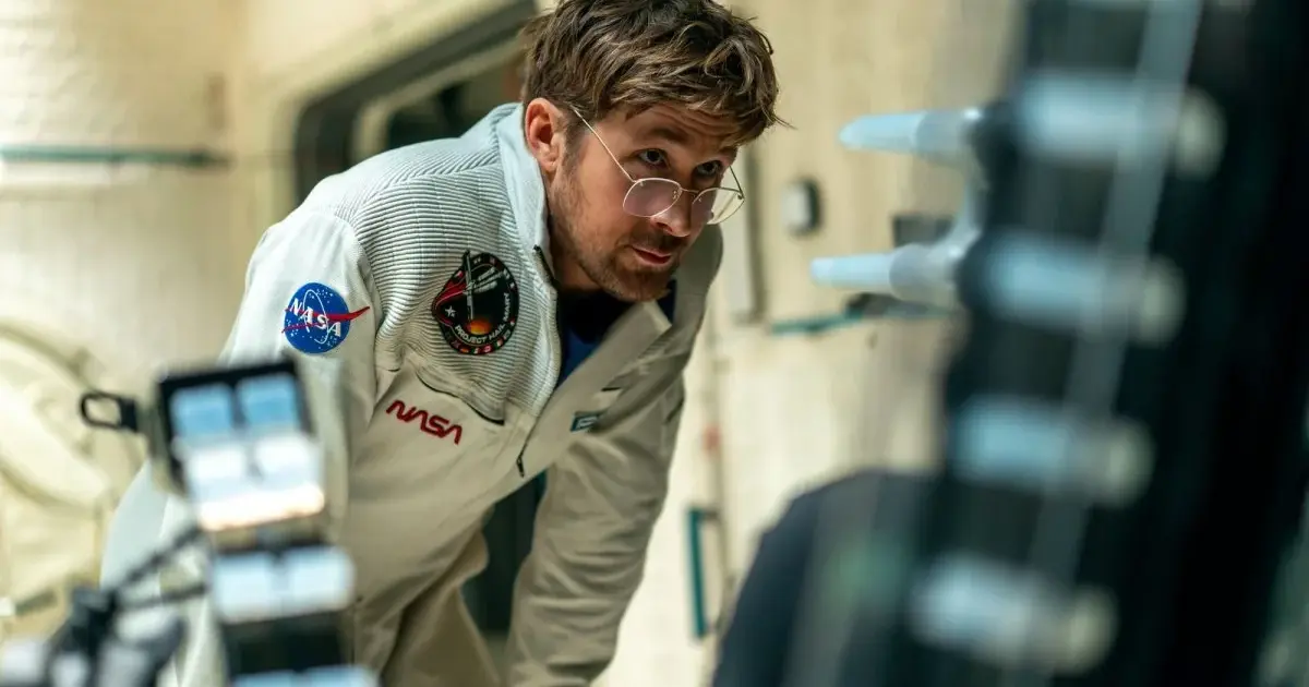 Ο Ryan Gosling ως Ryland Grace με στολή της NASA σε σκηνή από την ταινία Project Hail Mary