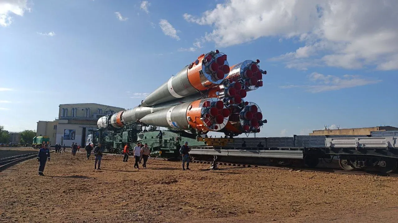 Ο πύραυλος Soyuz οδηγείται οριζόντια στην εξέδρα, όπως ο Soyuz-2.1b που έφερε σε τροχιά τους 16 δορυφόρους Rassvet