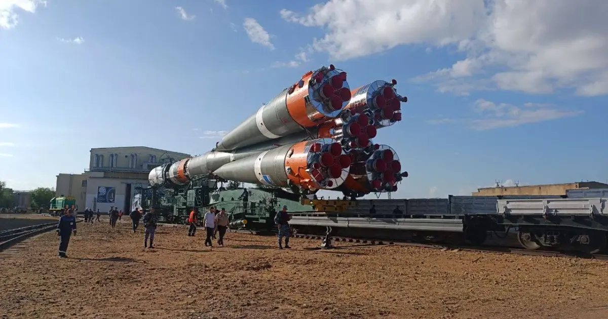 Πύραυλος Soyuz μεταφέρεται οριζόντια με σιδηροδρομικό όχημα στο κοσμοδρόμιο, όπως αυτός που εκτόξευσε τους δορυφόρους Rassvet