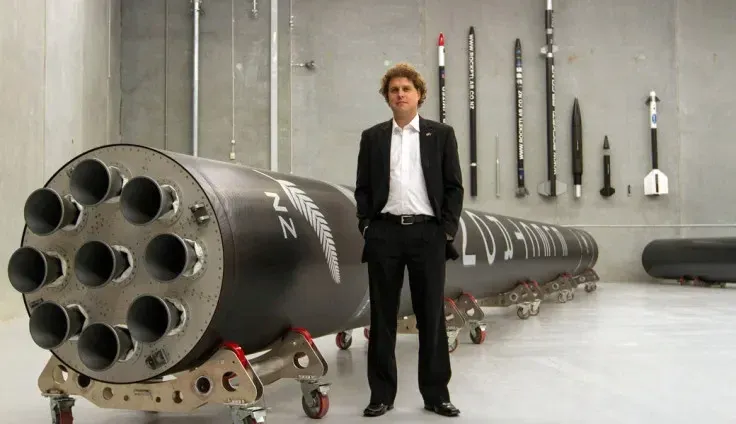 Ο Peter Beck, ιδρυτής της Rocket Lab, δίπλα στο πρώτο στάδιο ενός πυραύλου Electron σε εγκατάσταση της εταιρείας