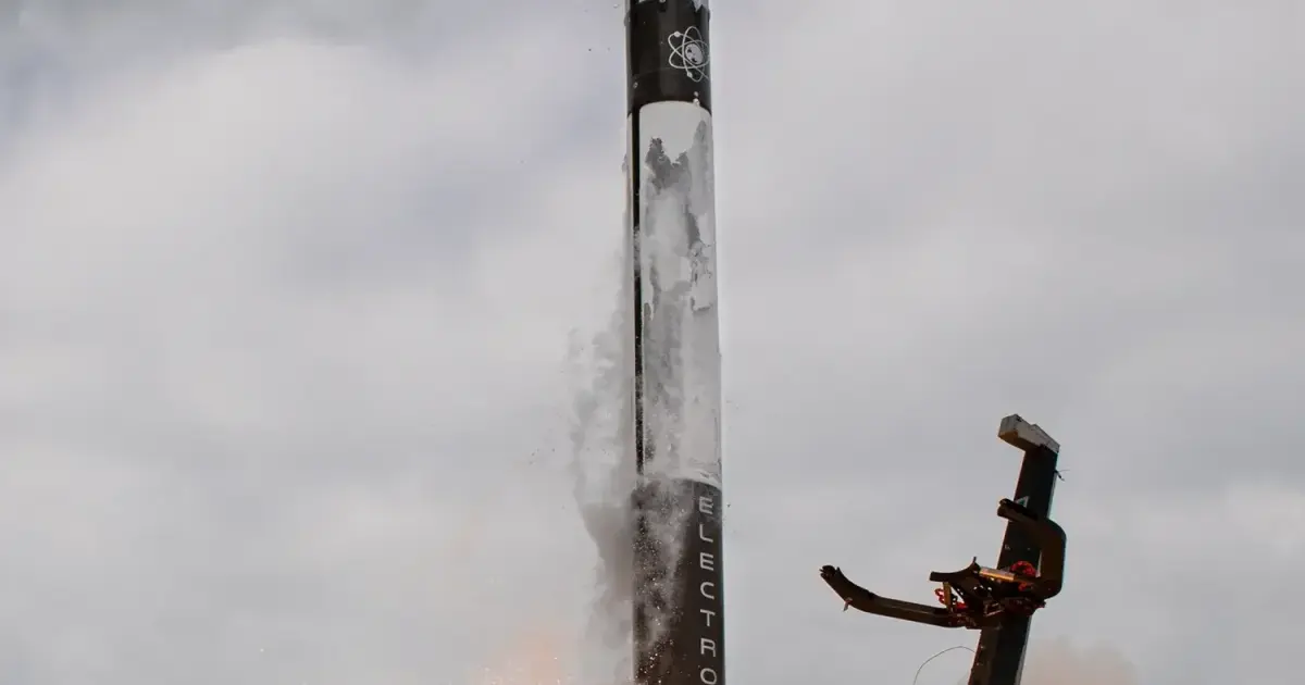 Εκτόξευση πυραύλου Electron της Rocket Lab από το Launch Complex 1 στο Mahia της Νέας Ζηλανδίας με φόντο τον νυχτερινό ουρανό