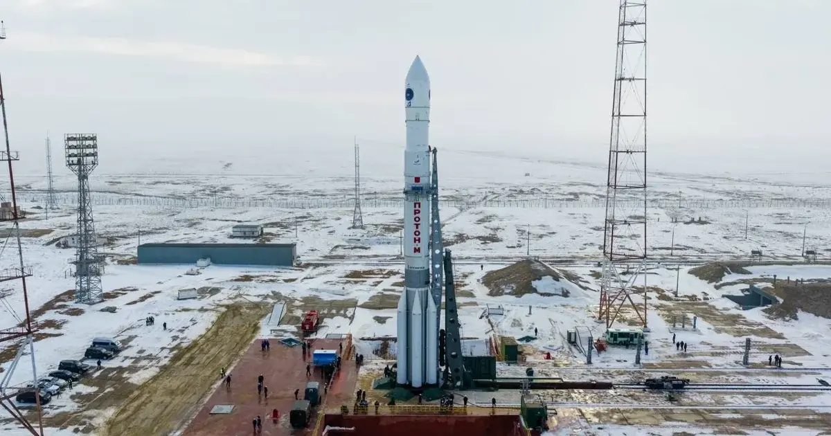 Ο ρωσικός πύραυλος Proton-M στην εξέδρα εκτόξευσης του Baikonur με χιόνι γύρω, σύμβολο της ιστορίας της Roscosmos