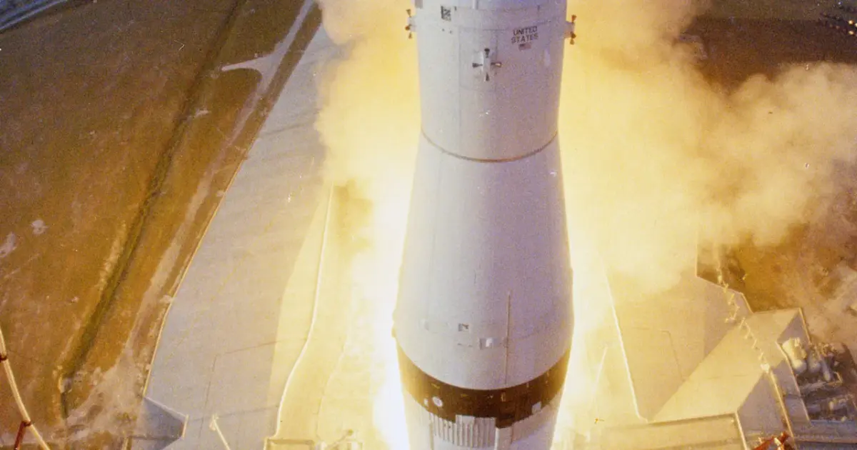Το ταξίδι του Saturn V στη Σελήνη σε στάδια, από την εκτόξευση στο Κέντρο Κένεντι μέχρι την πορεία προς τη σεληνιακή τροχιά