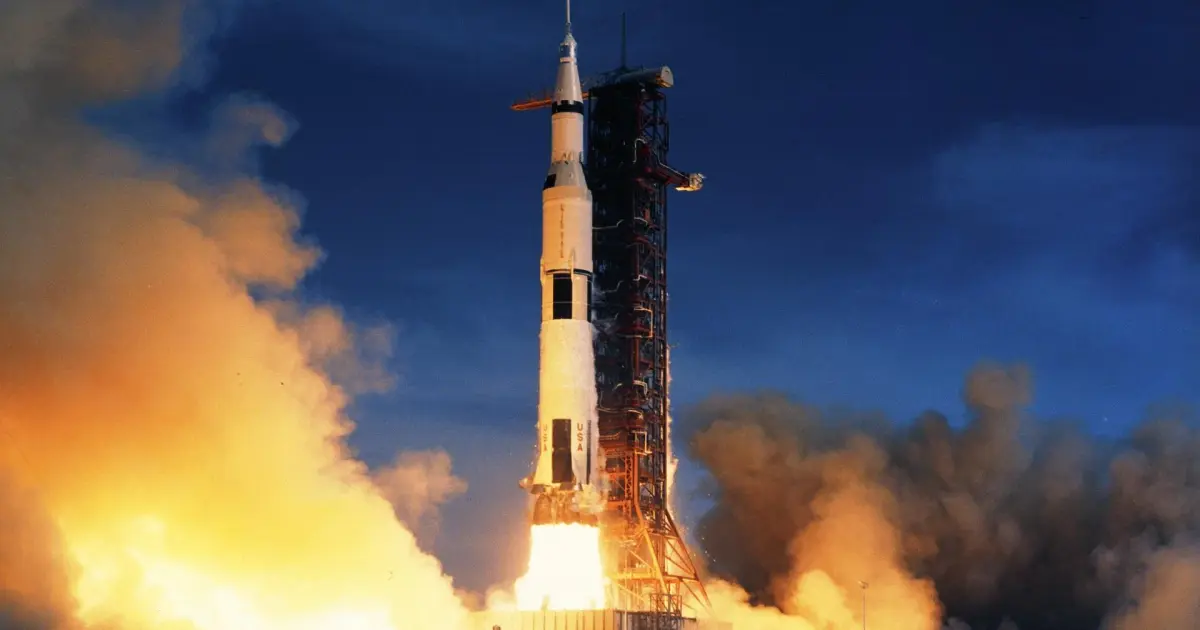 Ο πύραυλος Saturn V απογειώνεται από το Κέντρο Διαστημικών Πτήσεων Κένεντι μεταφέροντας την αποστολή Apollo 11 προς τη Σελήνη το 1969