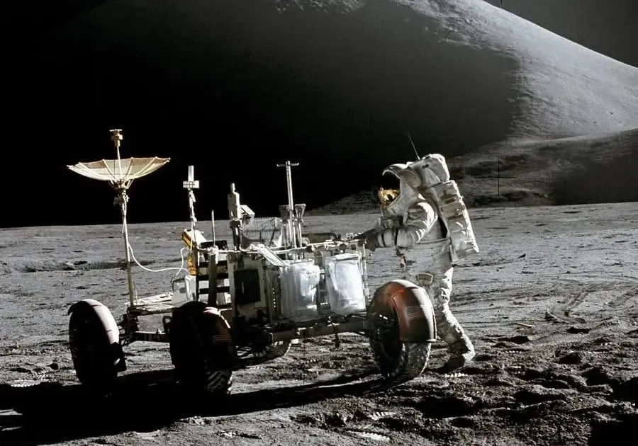 Αστροναύτης James Irwin δίπλα στο Lunar Roving Vehicle του Apollo 15 στην επιφάνεια της Σελήνης το 1971, με το όρος Hadley στο βάθος