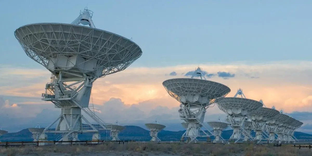 Ραδιοτηλεσκόπιο του προγράμματος SETI στραμμένο στον νυχτερινό ουρανό κατά την αναζήτηση σημάτων εξωγήινης ζωής