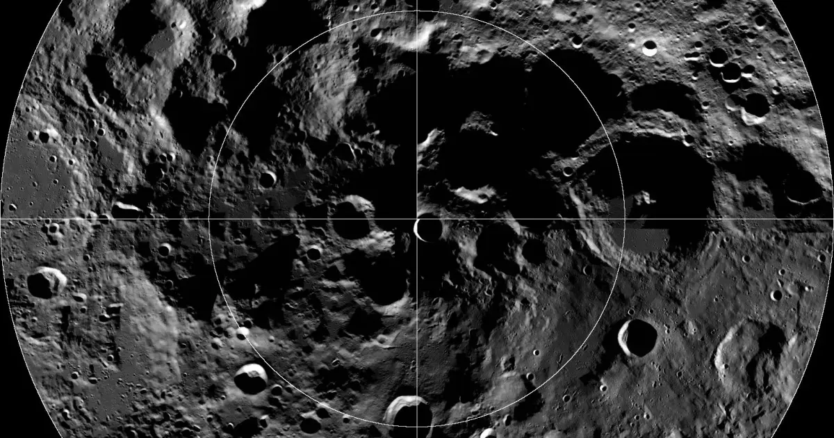 Ο νότιος πόλος της Σελήνης από το Lunar Reconnaissance Orbiter, με τον κρατήρα Shackleton ακριβώς στο κέντρο του πόλου