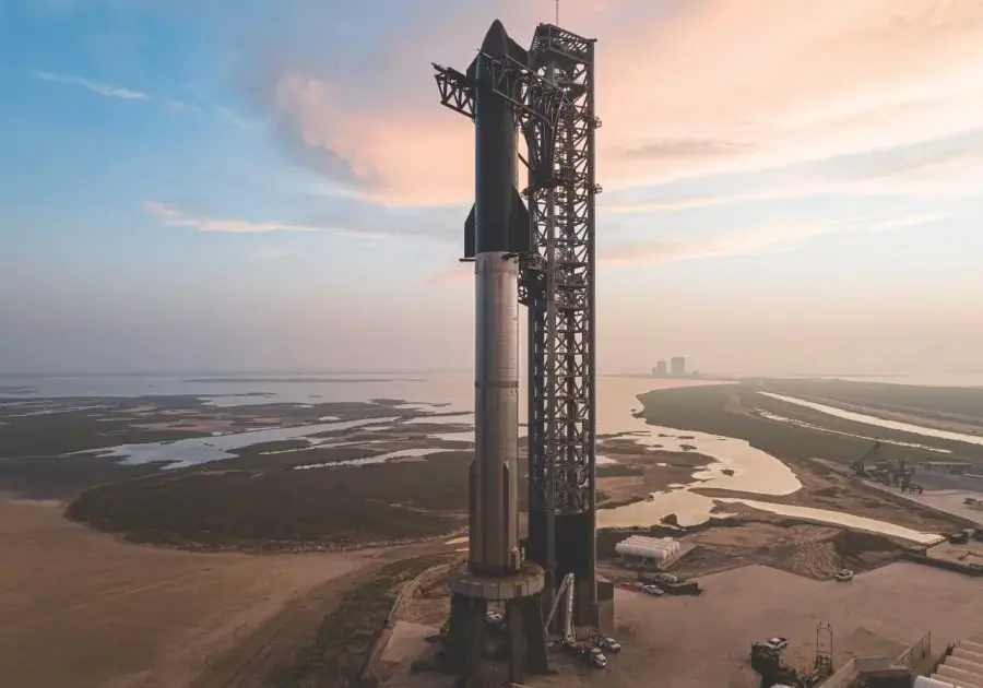Πύραυλος Starship V3 της SpaceX στην εξέδρα εκτόξευσης Pad 2 στο Starbase πριν την πρώτη πτήση Flight 12