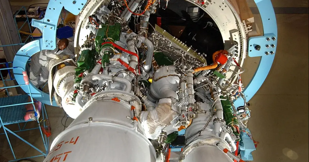 Πύραυλος Atlas V της ULA απογειώνεται με τη ρωσική μηχανή RD-180 αναμμένη στη βάση