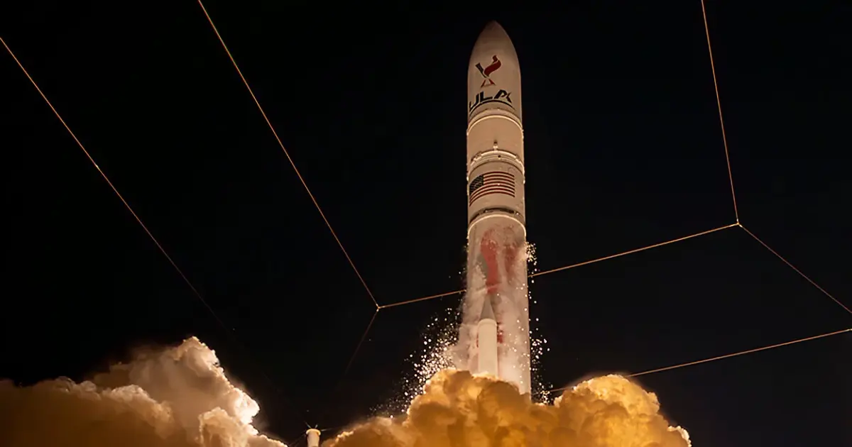 Πύραυλος Vulcan Centaur της United Launch Alliance σε εξέδρα εκτόξευσης στο Κέιπ Κανάβεραλ πριν από αποστολή