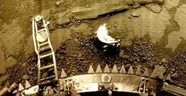 Σοβιετικό σκάφος του προγράμματος Venera στην καυτή επιφάνεια της Αφροδίτης, με τον πορτοκαλί ουρανό και τη βραχώδη έκταση του πλανήτη.